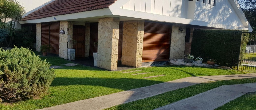 OPORTUNIDAD! ESPECTACULAR CASA 7 AMB, 270 M2 CON PISCINA, POOL HOUSE, JARDIN, QUINCHO ITUZANGO/CASTELAR