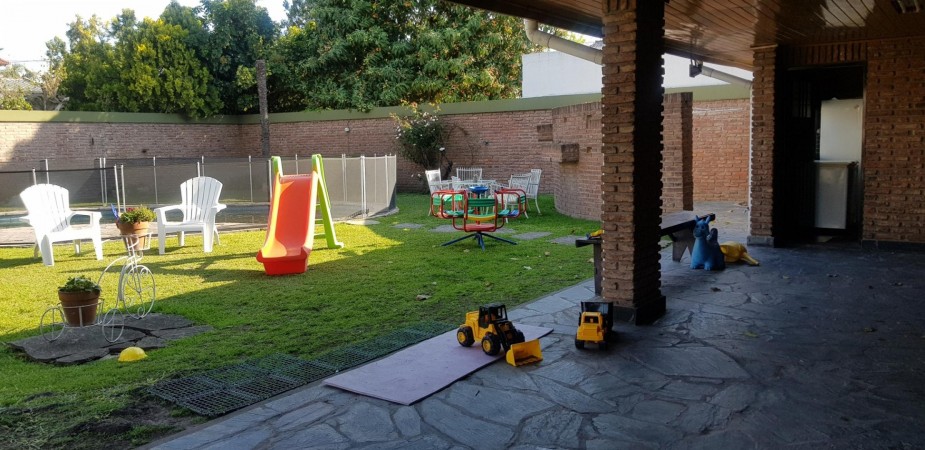 OPORTUNIDAD! ESPECTACULAR CASA 7 AMB, 270 M2 CON PISCINA, POOL HOUSE, JARDIN, QUINCHO ITUZANGO/CASTELAR