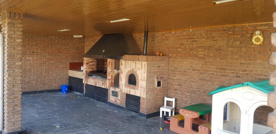 OPORTUNIDAD! ESPECTACULAR CASA 7 AMB, 270 M2 CON PISCINA, POOL HOUSE, JARDIN, QUINCHO ITUZANGO/CASTELAR