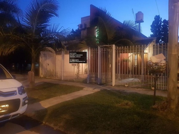 HERMOSO CHALET DE 2 PLANTAS,140 M2, 6 AMB + QUINCHO