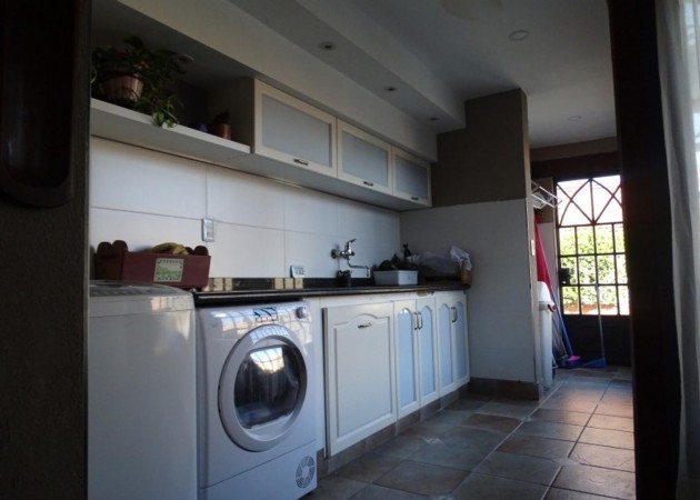 OPORTUNIDAD!!HERMOSO CHALET DISEÑO ESTILO FRANCES DE 6 AMB-2 PLANTAS-PISCINA- 4 COCHERAS- IMPECABLE