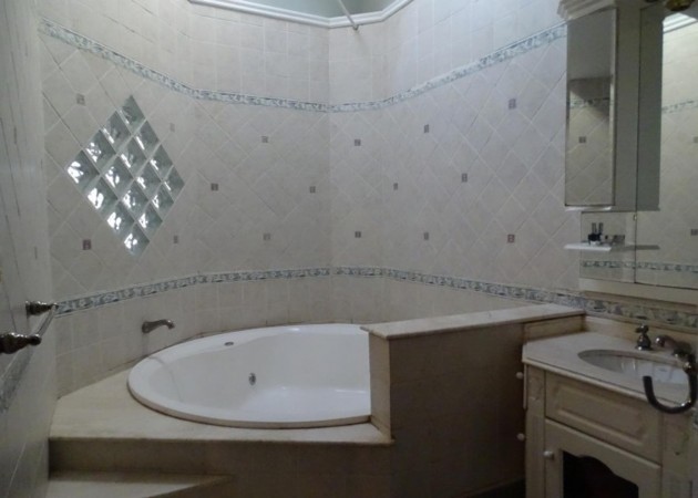 OPORTUNIDAD!!HERMOSO CHALET DISEÑO ESTILO FRANCES DE 6 AMB-2 PLANTAS-PISCINA- 4 COCHERAS- IMPECABLE