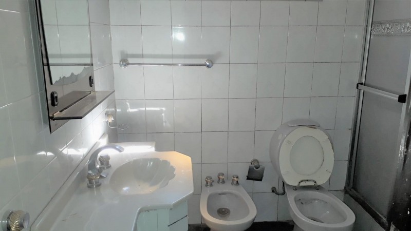 SUPER OPORTUNIDAD 2 FLIAS! CASA 5 AMB,GRAN COCHERA CUB.,PATIO,PARRILLA + DEPTO 2 AMB.ZONA BASE AEREA