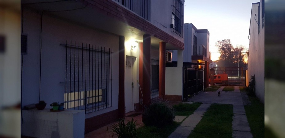 OPORTUNIDAD!!HERMOSO DÚPLEX DE 4 AMB 100M2, 2 PLANTAS,GARAGE, PATIO Y PARRILLA EN CONDOMINIO PRIVADO