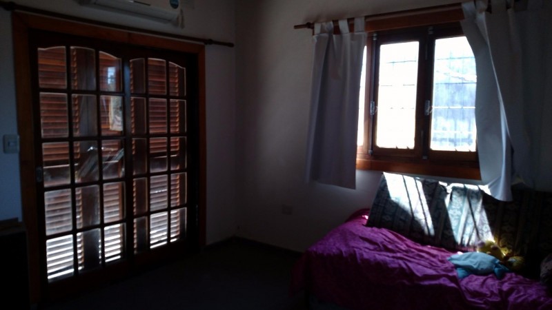 EXC.CHALET DE 9 AMB.2 PLANTAS,PISCINA,PARQUE,A 2 CDS DE CTRO COM.CASTELAR STA ROSA,APTO 2 FAMILIAS!!