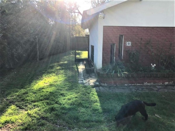 CASAQUINTA C/PISCINA EN PQUE LELOIR A 2 CDS DE M. FIERRO,1100M2 CON 320M2 CUB. ESPECTACULAR OPORTUNIDAD!!