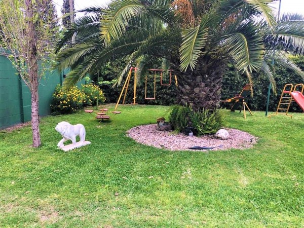 CASAQUINTA C/PISCINA EN PQUE LELOIR A 2 CDS DE M. FIERRO,1100M2 CON 320M2 CUB. ESPECTACULAR OPORTUNIDAD!!