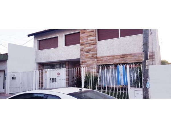 OPORTUNIDAD!!! HERMOSA CASA EN HAEDO 220M2, 2PTS,GRAN PARQUE,COCHERA,LOTE 10X38,OPCION 100M2 MAS