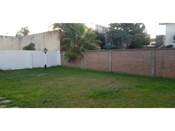 OPORTUNIDAD!!! HERMOSA CASA EN HAEDO 220M2, 2PTS,GRAN PARQUE,COCHERA,LOTE 10X38,OPCION 100M2 MAS