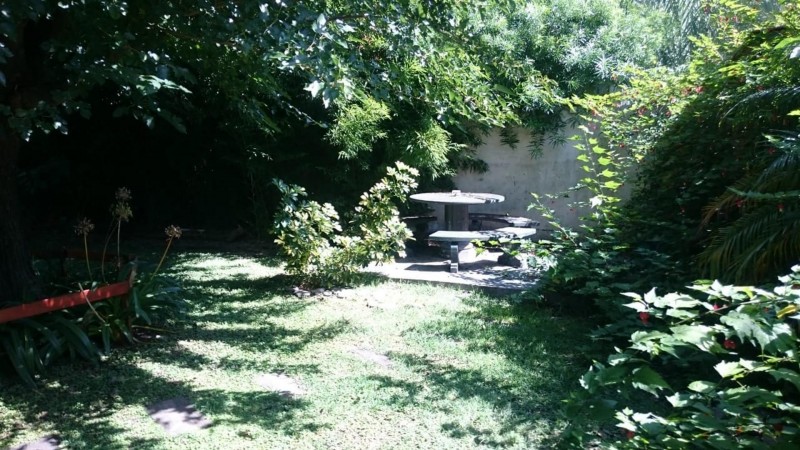 OPORTUNIDAD!! HERMOSO CHALET DE 650m2 LOTE DE 10X65 EN ITUZAINGÓ NORTE PARQUIZADO CON 3 COCHERAS Y QUINCHO