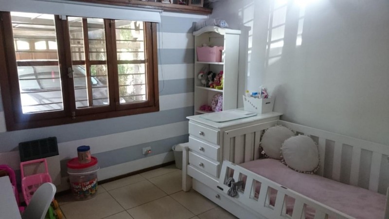 OPORTUNIDAD!! HERMOSO CHALET DE 650m2 LOTE DE 10X65 EN ITUZAINGÓ NORTE PARQUIZADO CON 3 COCHERAS Y QUINCHO