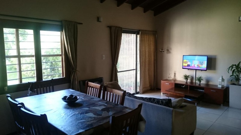 OPORTUNIDAD!! HERMOSO CHALET DE 650m2 LOTE DE 10X65 EN ITUZAINGÓ NORTE PARQUIZADO CON 3 COCHERAS Y QUINCHO