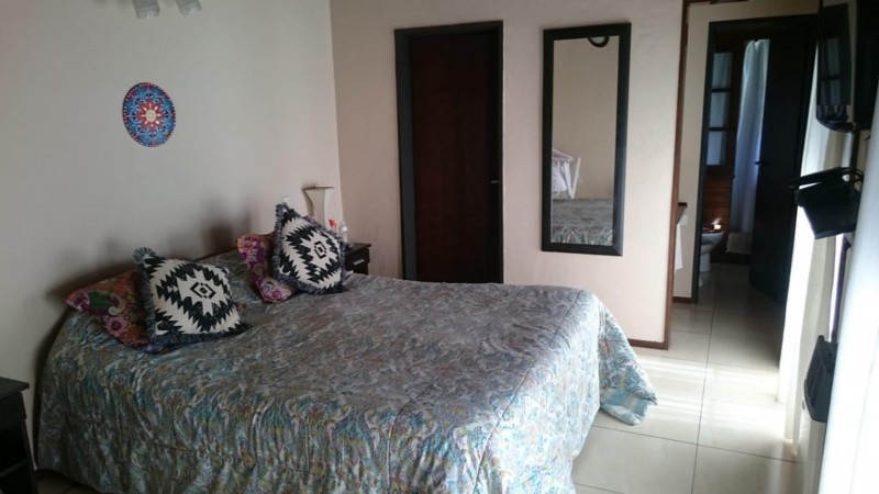 OPORTUNIDAD!! HERMOSO CHALET DE 650m2 LOTE DE 10X65 EN ITUZAINGÓ NORTE PARQUIZADO CON 3 COCHERAS Y QUINCHO