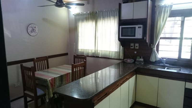 OPORTUNIDAD!! HERMOSO CHALET DE 650m2 LOTE DE 10X65 EN ITUZAINGÓ NORTE PARQUIZADO CON 3 COCHERAS Y QUINCHO