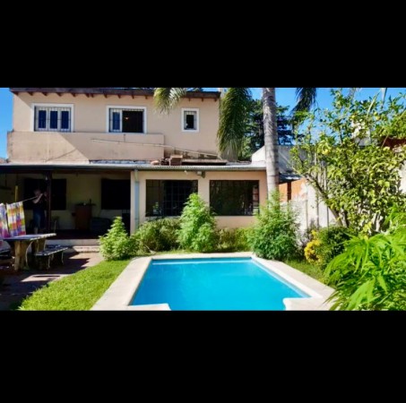 INMEJORABLE OPORTUNIDAD EN MORENO CENTRO!! CASA IDEAL PARA DOS FAMILIAS, PISCINA, COCHERA