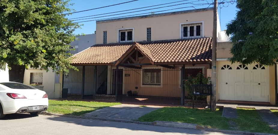 INMEJORABLE OPORTUNIDAD EN MORENO CENTRO!! CASA IDEAL PARA DOS FAMILIAS, PISCINA, COCHERA