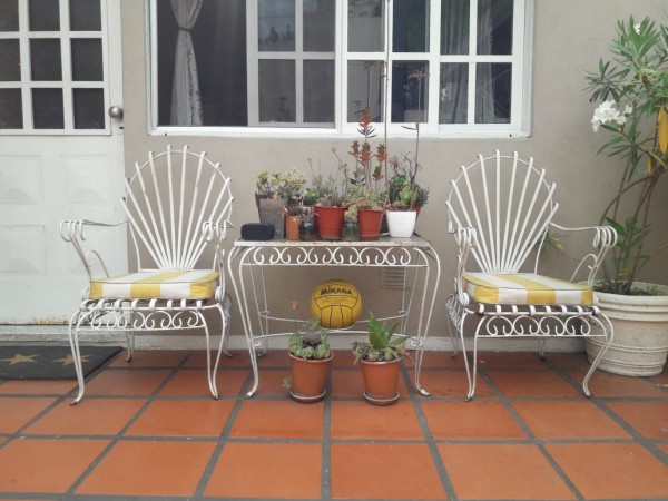 ¡¡IMPERDIBLE!!HERMOSA CASA MULTIFAMILIAR 220M2 EN CASTELAR NORTE.CASA 5AMB+DPTO+COCHERA P/3 AUTOS: OPCIONAL CONSTRUIBLE PLANTA ALTA 100 M2