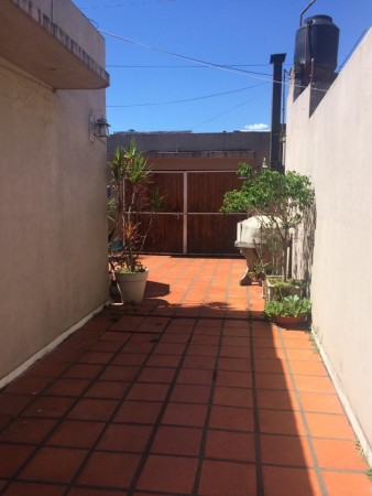 ¡¡IMPERDIBLE!!HERMOSA CASA MULTIFAMILIAR 220M2 EN CASTELAR NORTE.CASA 5AMB+DPTO+COCHERA P/3 AUTOS: OPCIONAL CONSTRUIBLE PLANTA ALTA 100 M2