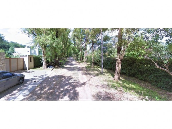 EXCELENTE OPORTUNIDAD!! CASA SOBRE LOTE DE 1500M2 PARQUIZADO EN EL CORAZON DE PARQUE LELOIR!!