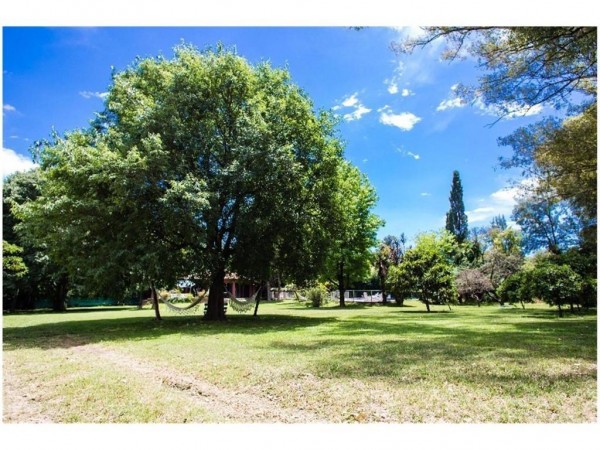 EXCELENTE OPORTUNIDAD!! CASA DE 140M2 SOBRE LOTE DE 1500M2 PARQUIZADO EN EL CORAZON DE PARQUE LELOIR!!