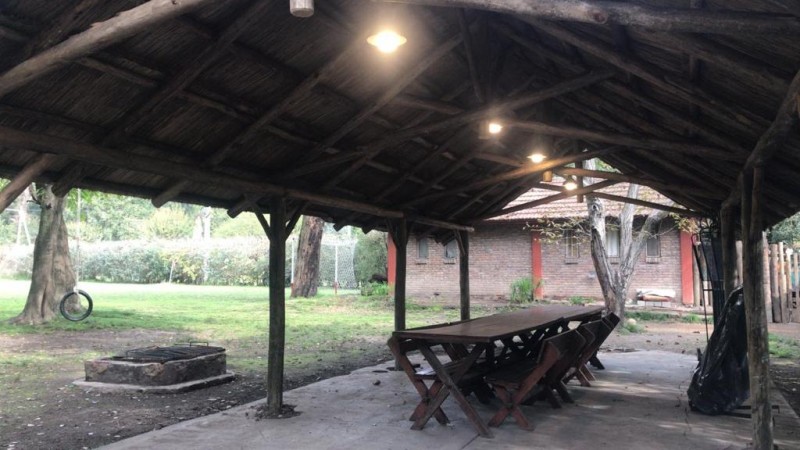 EXCELENTE OPORTUNIDAD!! CASA DE 140M2 SOBRE LOTE DE 1500M2 PARQUIZADO EN EL CORAZON DE PARQUE LELOIR!!