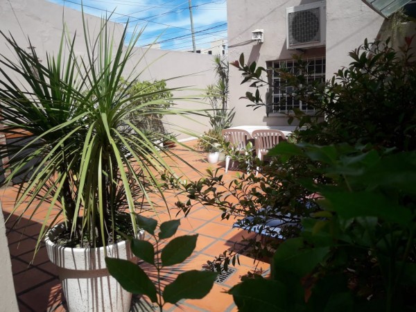 ¡¡IMPERDIBLE!!HERMOSA CASA MULTIFAMILIAR 220M2 EN CASTELAR NORTE.CASA 5AMB+DPTO+COCHERA P/3 AUTOS: OPCIONAL CONSTRUIBLE PLANTA ALTA 100 M2