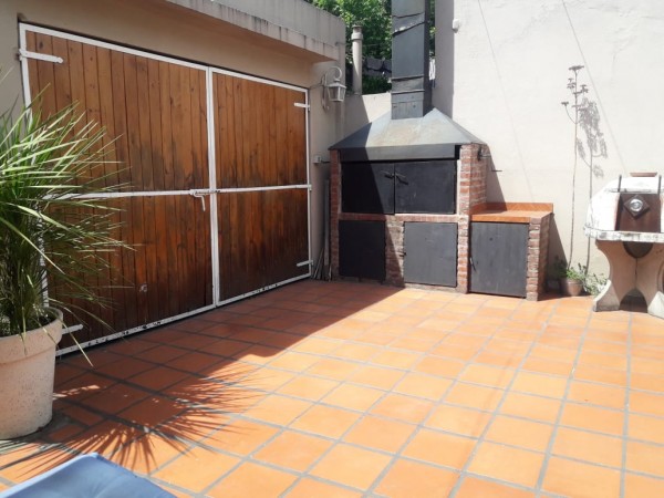 CASA CASTELAR NORTE  MULTIFAMILIAR 220M2 5AMB+DPTO+COCHERA P/3 AUTOS IMPERDIBLE OPORTUNIDAD!! 