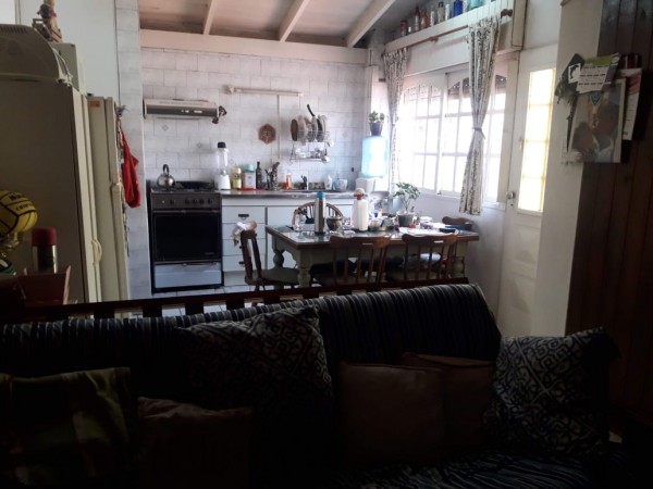 CASA CASTELAR NORTE  MULTIFAMILIAR 220M2 5AMB+DPTO+COCHERA P/3 AUTOS IMPERDIBLE OPORTUNIDAD!! 