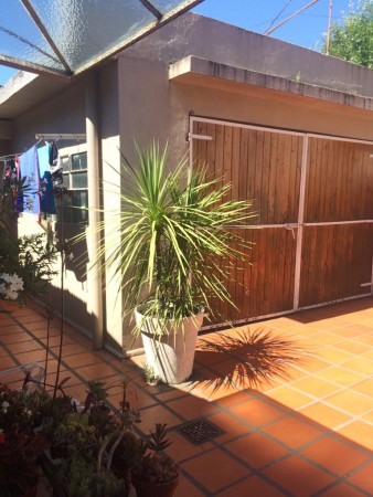 CASA CASTELAR NORTE  MULTIFAMILIAR 220M2 5AMB+DPTO+COCHERA P/3 AUTOS IMPERDIBLE OPORTUNIDAD!! 