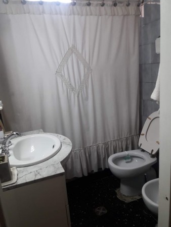 CASA CASTELAR NORTE  MULTIFAMILIAR 220M2 5AMB+DPTO+COCHERA P/3 AUTOS IMPERDIBLE OPORTUNIDAD!! 