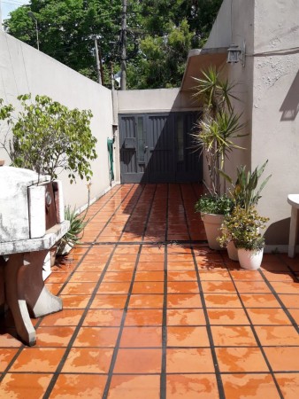 CASA CASTELAR NORTE  MULTIFAMILIAR 220M2 5AMB+DPTO+COCHERA P/3 AUTOS IMPERDIBLE OPORTUNIDAD!! 