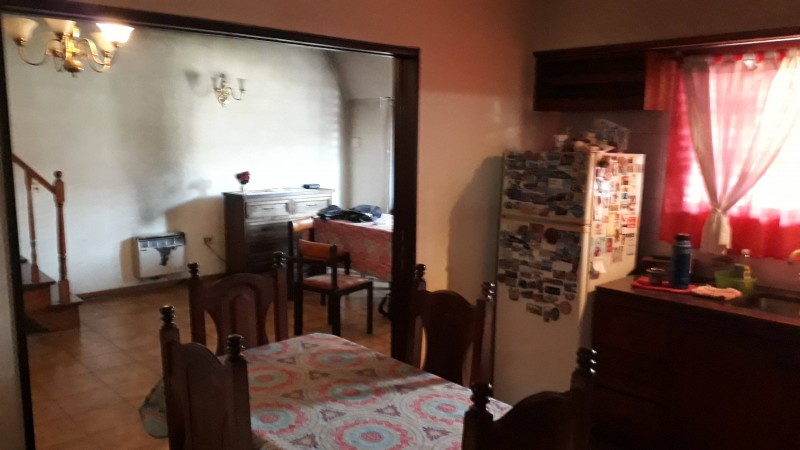 CASA 5 AMB. CASTELAR DE 240 M2, 5 AMB, 2 COCHERAS, SOBRE LOTE DE 345 M2 ES ESPECTACULAR EN OPORTUNIDAD HOY!!