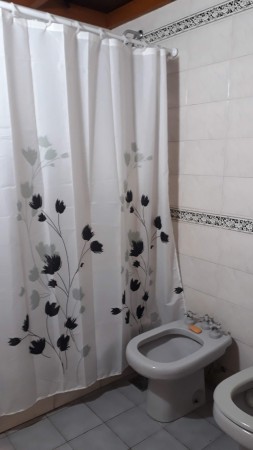 CASA 5 AMB. CASTELAR DE 240 M2, 5 AMB, 2 COCHERAS, SOBRE LOTE DE 345 M2 ES ESPECTACULAR EN OPORTUNIDAD HOY!!