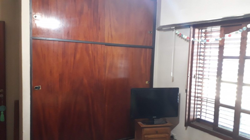 CASA 5 AMB. CASTELAR DE 240 M2, 5 AMB, 2 COCHERAS, SOBRE LOTE DE 345 M2 ES ESPECTACULAR EN OPORTUNIDAD HOY!!