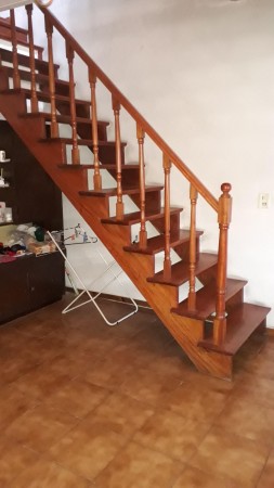 CASA 5 AMB. CASTELAR DE 240 M2, 5 AMB, 2 COCHERAS, SOBRE LOTE DE 345 M2 ES ESPECTACULAR EN OPORTUNIDAD HOY!!