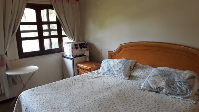 CASA 5 AMB. CASTELAR DE 240 M2, 5 AMB, 2 COCHERAS, SOBRE LOTE DE 345 M2 ES ESPECTACULAR EN OPORTUNIDAD HOY!!