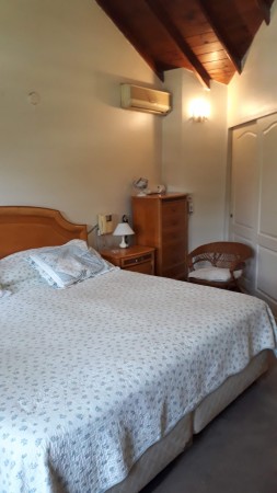 CASA 5 AMB. CASTELAR DE 240 M2, 5 AMB, 2 COCHERAS, SOBRE LOTE DE 345 M2 ES ESPECTACULAR EN OPORTUNIDAD HOY!!