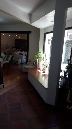 CASA 5 AMB. CASTELAR DE 240 M2, 5 AMB, 2 COCHERAS, SOBRE LOTE DE 345 M2 ES ESPECTACULAR EN OPORTUNIDAD HOY!!