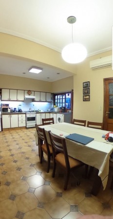 OPORTUNIDAD!! HERMOSA CASA EN CASTELAR CENTRO 4 AMB/COCHERA DOBLE/ PATIO/PARRILLA/CONCEPTO ABIERTO