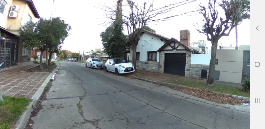 OPORTUNIDAD!! HERMOSA CASA EN CASTELAR CENTRO 4 AMB/COCHERA DOBLE/ PATIO/PARRILLA/CONCEPTO ABIERTO