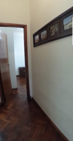 OPORTUNIDAD!! HERMOSA CASA EN CASTELAR CENTRO 4 AMB/COCHERA DOBLE/ PATIO/PARRILLA/CONCEPTO ABIERTO