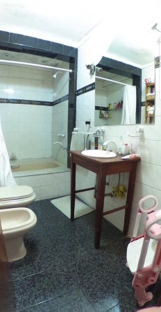 OPORTUNIDAD!! HERMOSA CASA EN CASTELAR CENTRO 4 AMB/COCHERA DOBLE/ PATIO/PARRILLA/CONCEPTO ABIERTO
