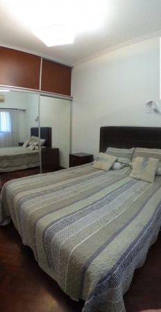 OPORTUNIDAD!! HERMOSA CASA EN CASTELAR CENTRO 4 AMB/COCHERA DOBLE/ PATIO/PARRILLA/CONCEPTO ABIERTO