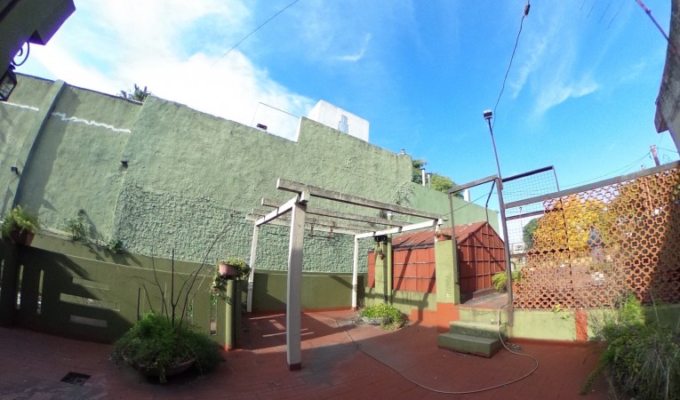 EXCELENTE OPORTUNIDAD EN PARQUE PATRICIOS!! PROPIEDAD EN PH LOCAL 100 M2 + CASA 140 M2 SOBRE LOTE DE 9 X 28