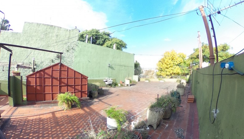 EXCELENTE OPORTUNIDAD EN PARQUE PATRICIOS!! PROPIEDAD EN PH LOCAL 100 M2 + CASA 140 M2 SOBRE LOTE DE 9 X 28