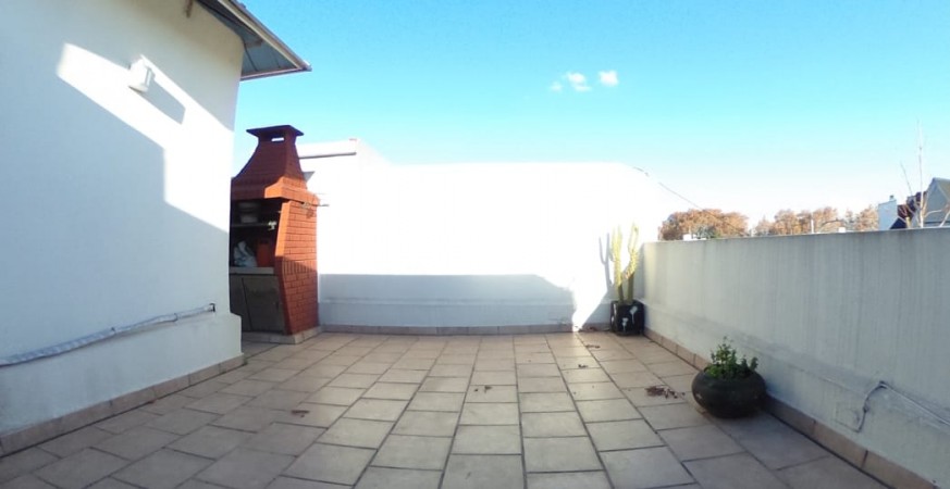  DUPLEX EN DEVOTO DE 2 PLANTAS, 3 A 4 AMB.CON TERRAZA C PARRILLA, PATIO Y COCHERA, 110M2