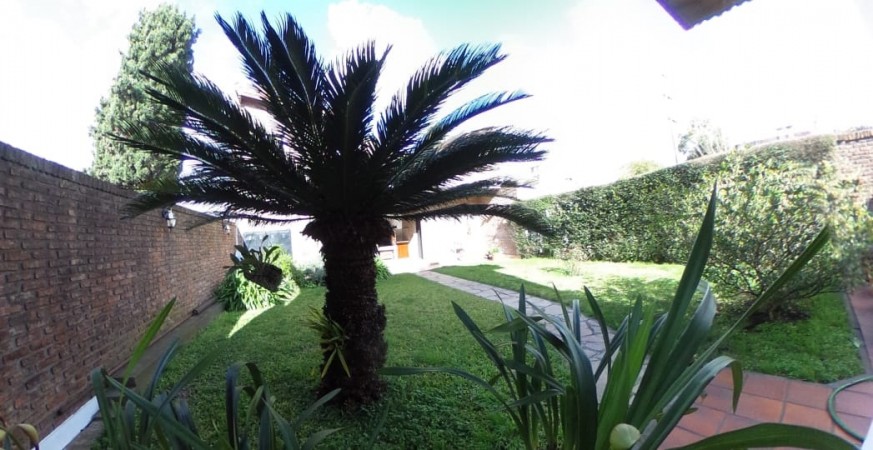 CASA EN ITUZANGÓ, 325 M2 TOTALES, 245 M2 CONST., JARDIN, BALCÓN, TERRAZA, 2 COCHERAS