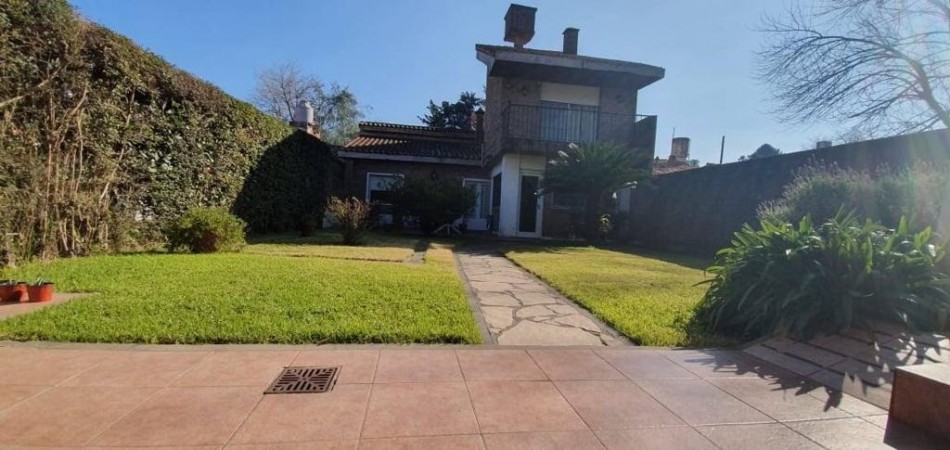 CASA EN ITUZANGÓ, 325 M2 TOTALES, 245 M2 CONST., JARDIN, BALCÓN, TERRAZA, 2 COCHERAS