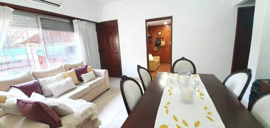 CASA EN ITUZANGÓ, 325 M2 TOTALES, 245 M2 CONST., JARDIN, BALCÓN, TERRAZA, 2 COCHERAS