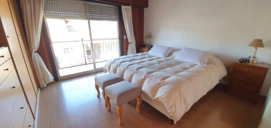 CASA EN ITUZANGÓ, 325 M2 TOTALES, 245 M2 CONST., JARDIN, BALCÓN, TERRAZA, 2 COCHERAS